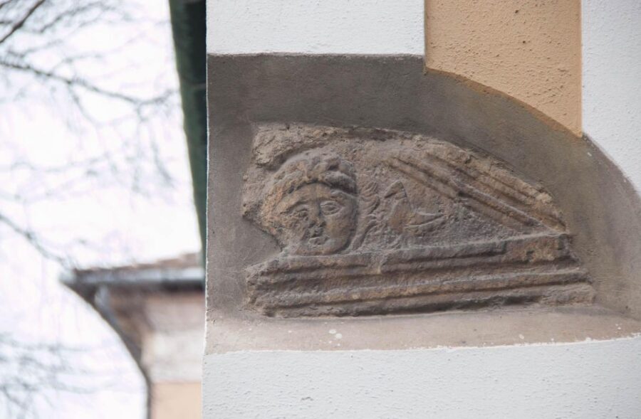 2 Hours Buda Castle Walking Tour - Walk with a Historian - Where the walk starts at Buda Castle Gate