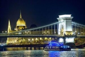 4 Course Dinner Cruise with Operetta, Folk Show and Welcome Drink - The 4-Course Dinner: Good Choices, Real Expectations