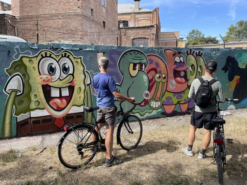 Alternative Bike tour: Graffiti Wall and Peace - Riverside picnic: the break that turns the ride into a mini day