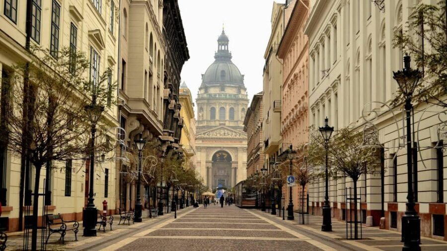 Best of Budapest: Private Walking Tour with a Local - Buda Side Highlights: Buda Castle and Matthias Church