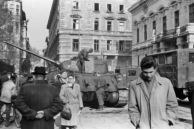 Born Under The Red Star - The History of Communism in Hungary - Private Tour - Stop 3: St. Stephen’s Basilica and the clash of state and church power