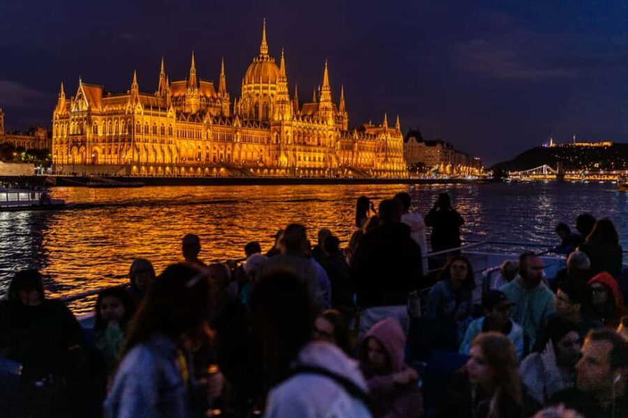 Budapest: 1-Hour Evening Sightseeing Cruise with Drink - Docking in Central Budapest: Getting to Legenda City Cruises