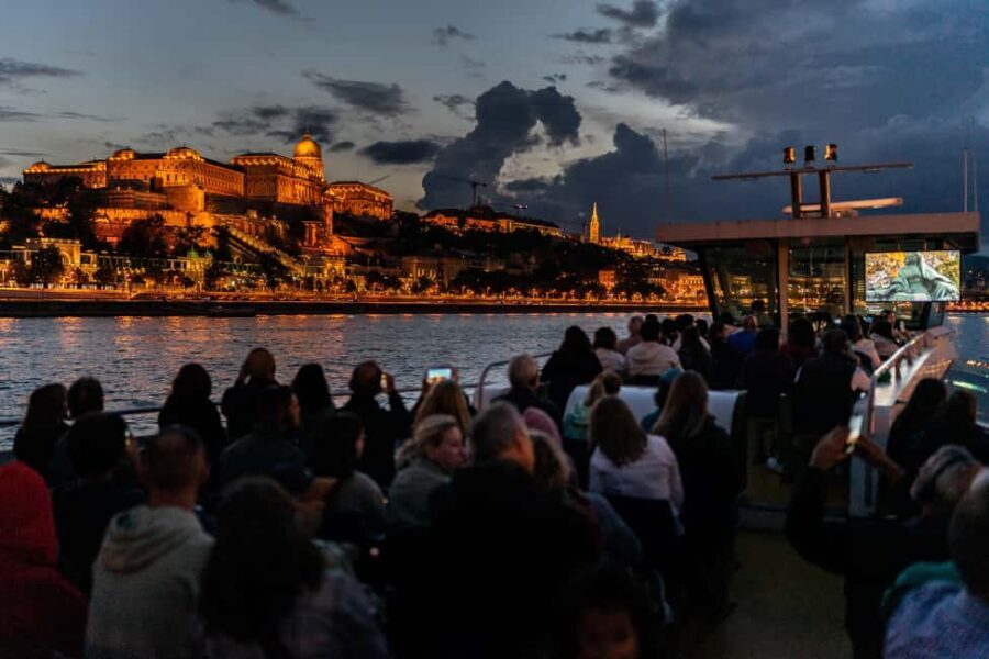 Budapest: 1-Hour Evening Sightseeing Cruise with Drink - What the Drink and Onboard Comfort Actually Feel Like