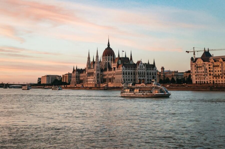 Budapest: 1-Hour Evening Sightseeing Cruise with Drink - Wi-Fi and Photo Sharing: Small Tech, Big Convenience