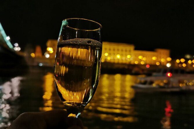 Budapest: 1-Hour Highlights Cruise with Welcome Drink - Comfort, Seating, and Group Size: What It Feels Like