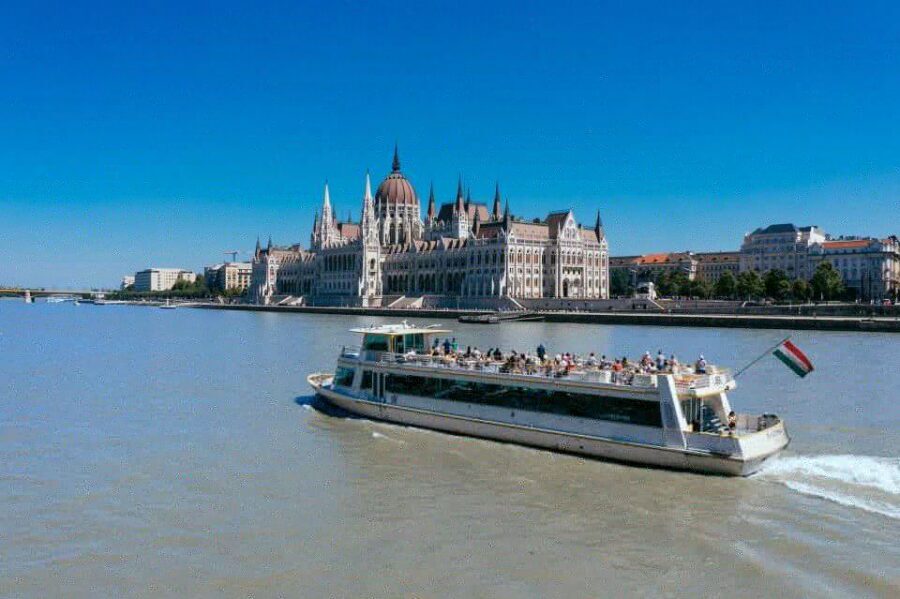 Budapest: 1-hour Sightseeing Danube River Cruise - Onboard Comfort: Warmth, Wi-Fi, and Hearing the Commentary