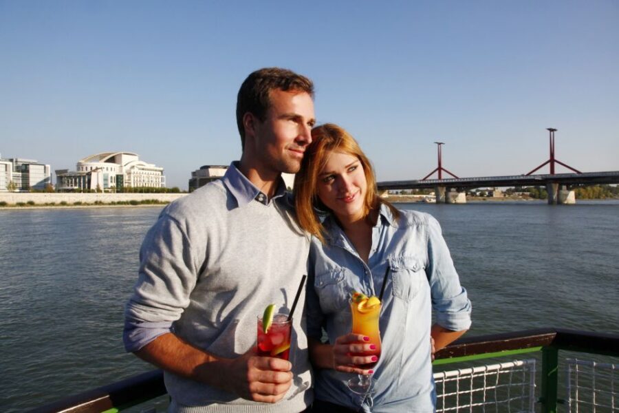Budapest: 1 hr Sunshine Booze Cruise with Prosecco - Non-guided sightseeing: set expectations for what you learn