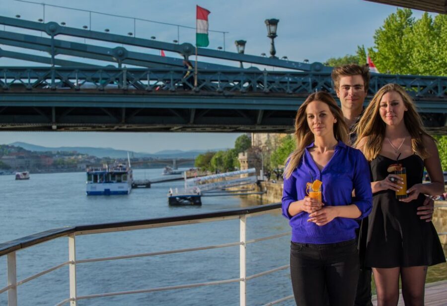 Budapest: 1 hr Sunshine Booze Cruise with Prosecco - Who this cruise is perfect for