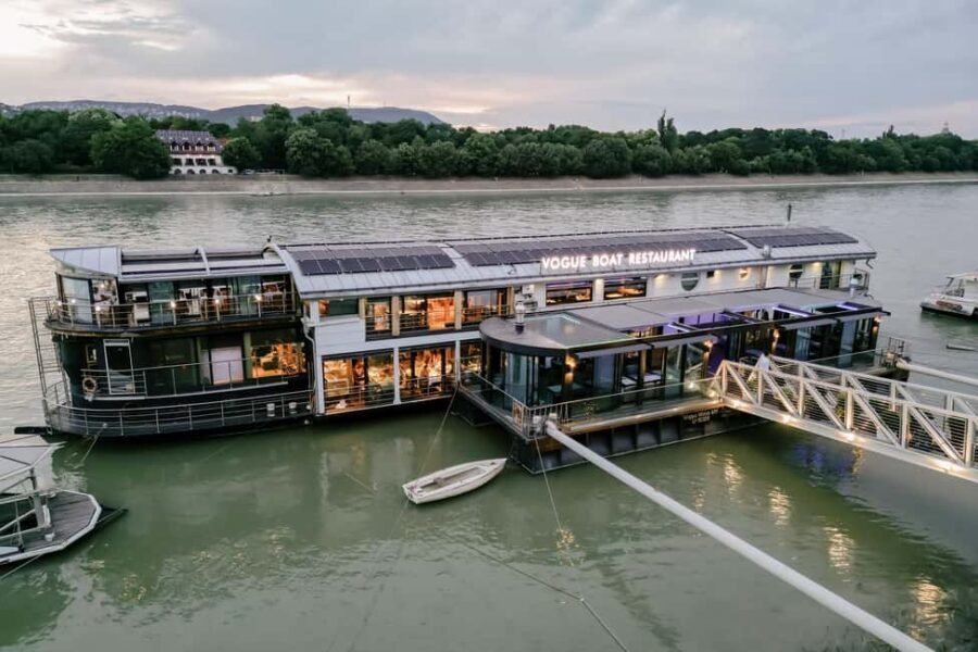 Budapest: 2-Course Dinner for 2 on a Boat Restaurant - Candlelight dinner flow: from champagne to the last bite