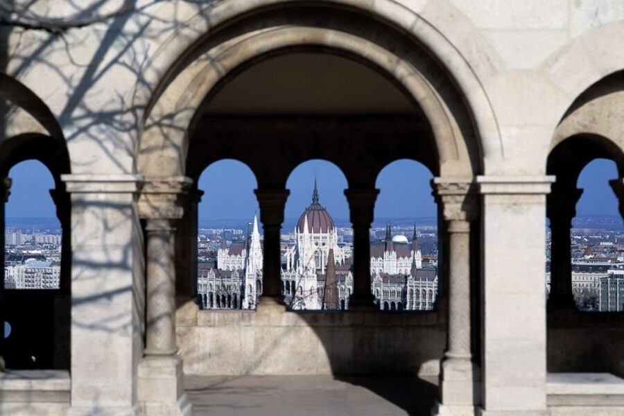 Budapest: 3-Hour Grand City Tour and Castle Walk - Gellért Hill Photo Stop: The Danube View You’ll Want to Reuse