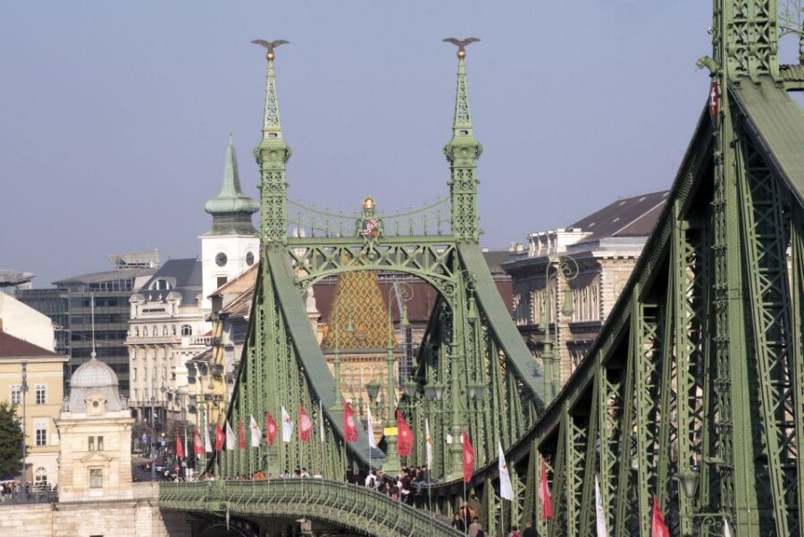 Budapest: 3-Hour Live Guided Sightseeing Tour - Key highlights worth your time