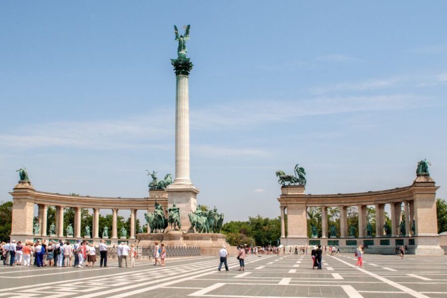 Budapest: 3-Hour Live Guided Sightseeing Tour - Should you book this Danube-and-Castle highlights tour?