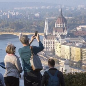 Budapest: 3-Hour Live Guided Sightseeing Tour - Buda’s Castle District walk: old-town streets and real viewpoint energy
