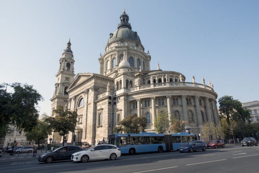 Budapest: 3-Hour Live Guided Sightseeing Tour - Price and value: $35 for transportation plus a live guide