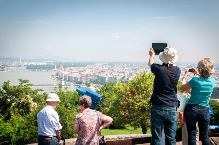 Budapest: 3-Hour Live Guided Sightseeing Tour - Guides and pace: what the best ones do with three hours