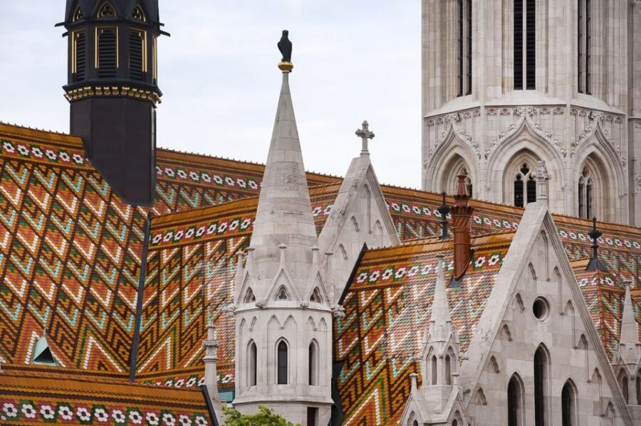 Budapest 3-Hour Walking Tour in Italian - Buda Castle area: fortified walls, palaces, and big-position views