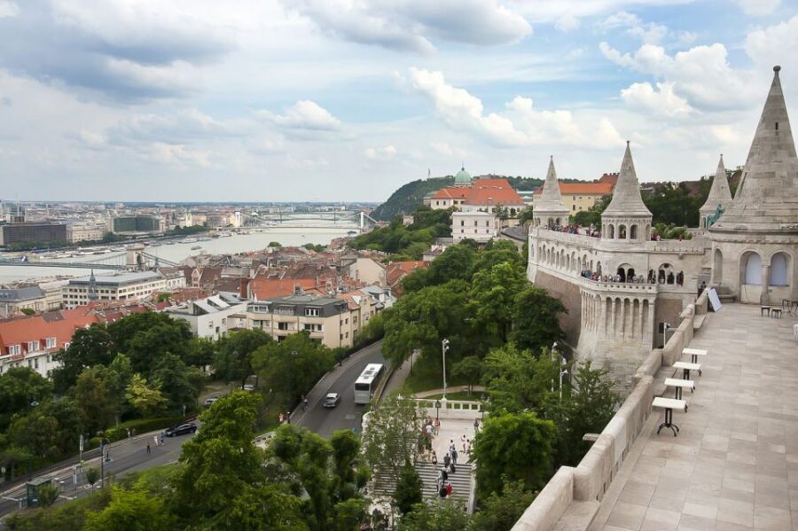 Budapest 3-Hour Walking Tour in Italian - What the history lesson adds (and how to enjoy it)