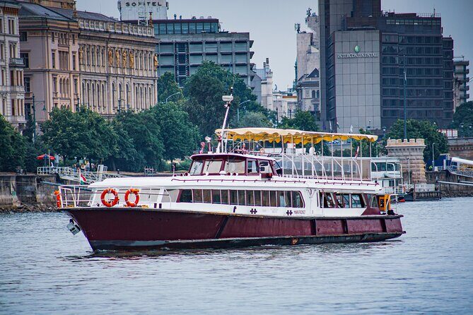 Budapest Audio Guide Cruise with Day, Sunset and Night Options - Onboard Comfort: Heated Lower Deck, Crowds, and How to Manage Them
