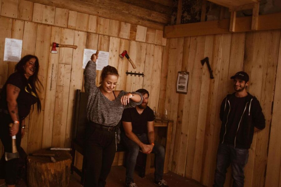 Budapest: Axe Throwing Experience - Getting to Balta Dobálás: what to bring and what the start feels like