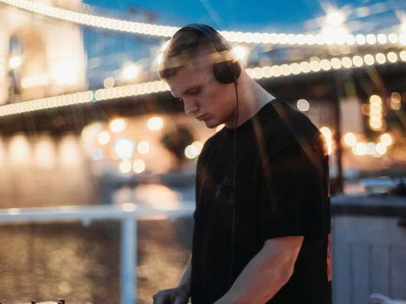 Budapest: BBQ Dinner Cruise w/ Live Music & Unlimited Drinks - Unlimited drinks and live music: keeping the night comfortable