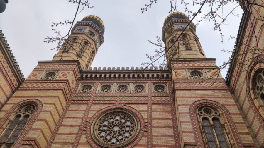 Budapest: Best of Downtown and Jewish Quarter Tour - St. Stephen’s Basilica on the outside: enough time to appreciate the scale