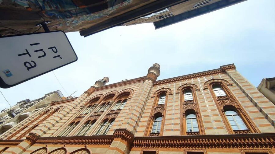 Budapest: Best of Downtown and Jewish Quarter Tour - Downtown Budapest’s 1890s buildings: banks, savings, and Art Nouveau details
