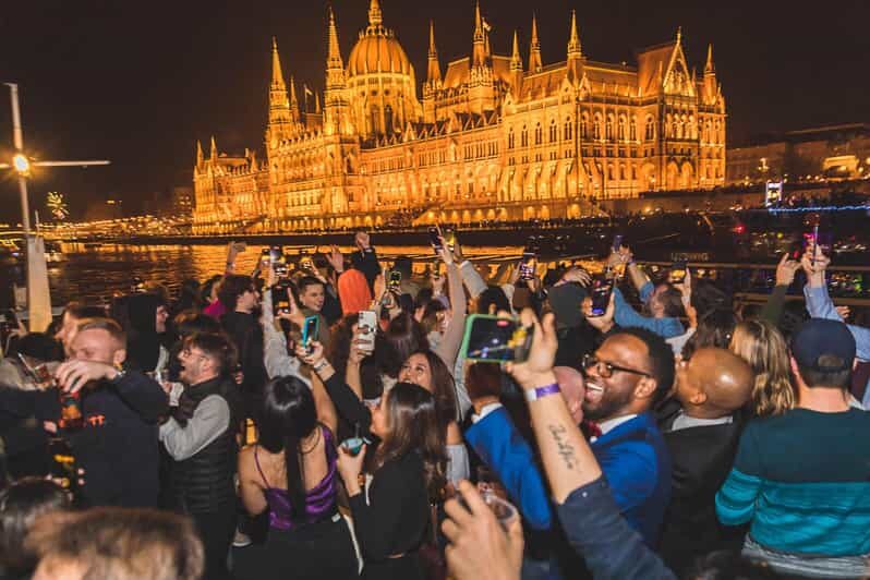 Budapest: Boat Party with option of Unlimited Drinks - Key highlights worth your attention