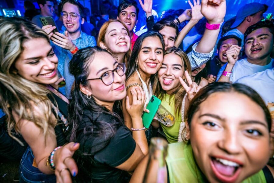 Budapest: Boat Party with option of Unlimited Drinks - Onboard DJ set: dance time with a purpose