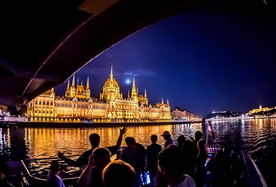 Budapest: Boat Party with option of Unlimited Drinks - Weather on the Danube: plan for reality