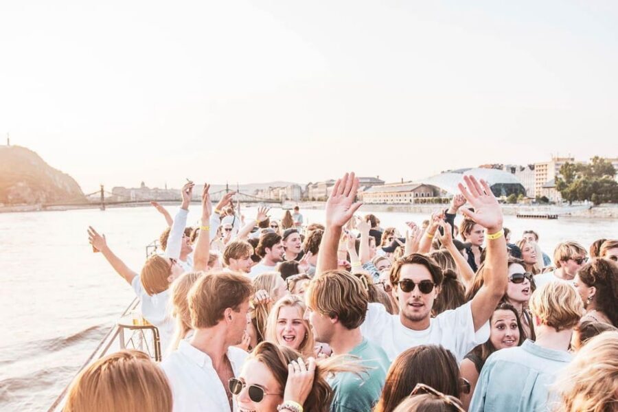 Budapest: Boat Party with option of Unlimited Drinks - Optional 2-hour pre-party with unlimited drinks: how to use it