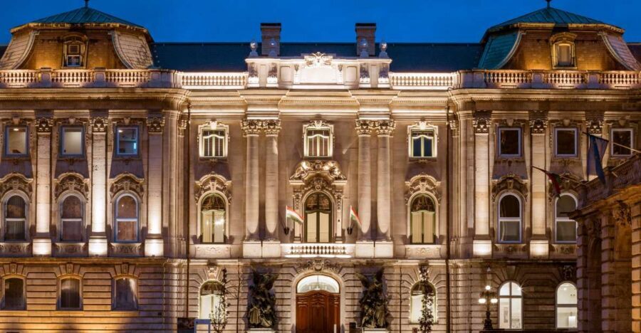 Budapest: Buda Castle Walk with Saint Stephen's Hall - St. Stephen’s Hall: royal splendor you can walk through