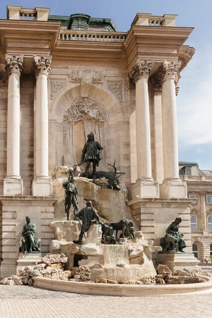 Budapest: Buda Castle Walking Tour & Folk Music Performance - Quick hits