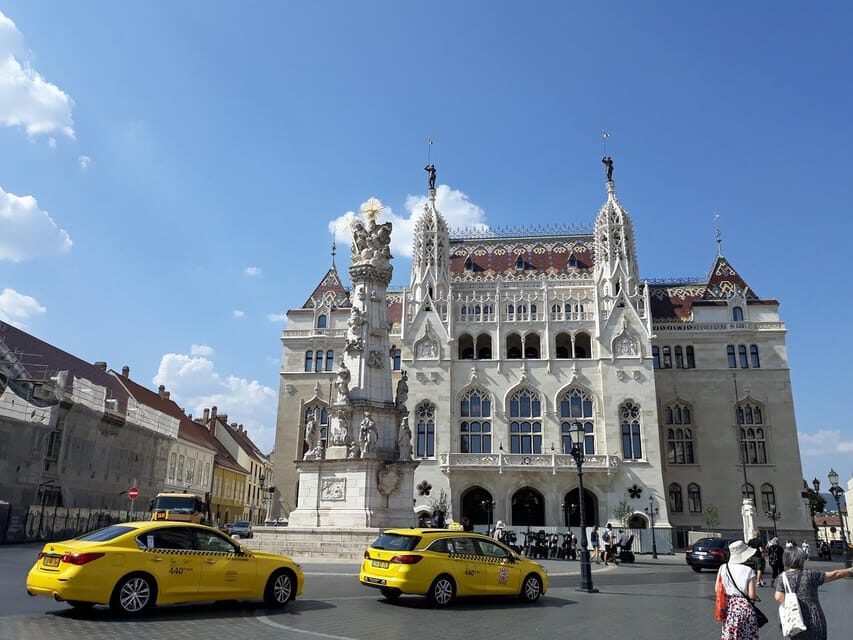 Budapest: Buda Castle Walking Tour & Folk Music Performance - Tárnok Street: the architectural mash-up you can actually read