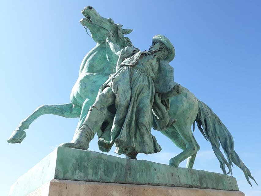 Budapest: Buda Castle Walking Tour & Folk Music Performance - The end show: Hungarian folk music singing and dance steps