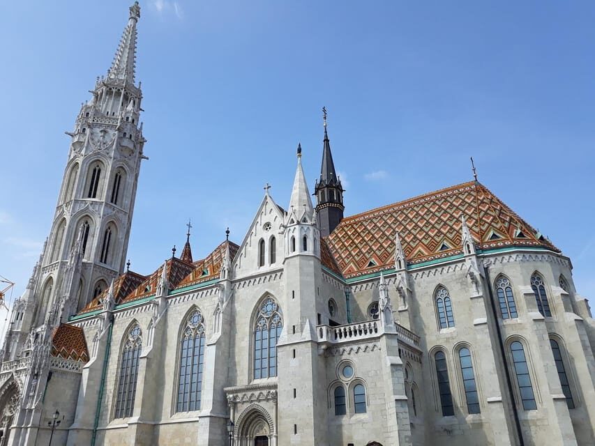 Budapest: Buda Castle Walking Tour & Folk Music Performance - Where the tour starts at Holy Trinity Square (Szentháromság-tér)