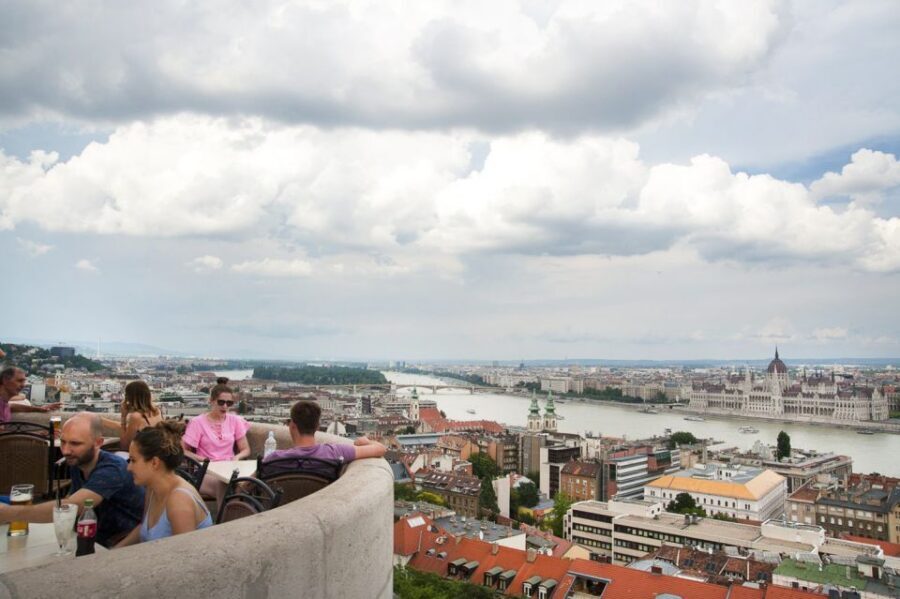 Budapest: Buda Castle Walking Tour in German - Buda Castle in 2 hours: Matthias Church and Danube horizons