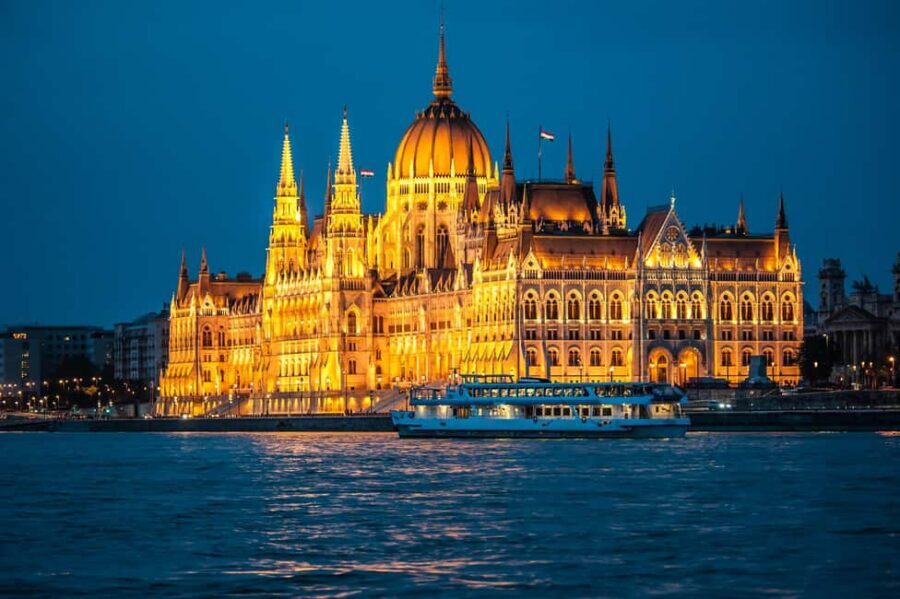 Budapest By Night Sightseeing Cruise - A 50-minute Danube cruise that fits a real itinerary