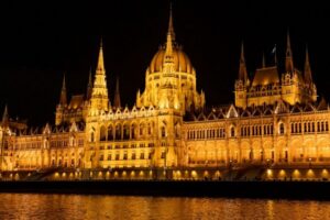 Budapest: Candlelit Dinner River Cruise with Live Music - Dock 7 and boarding: quick, but don’t guess