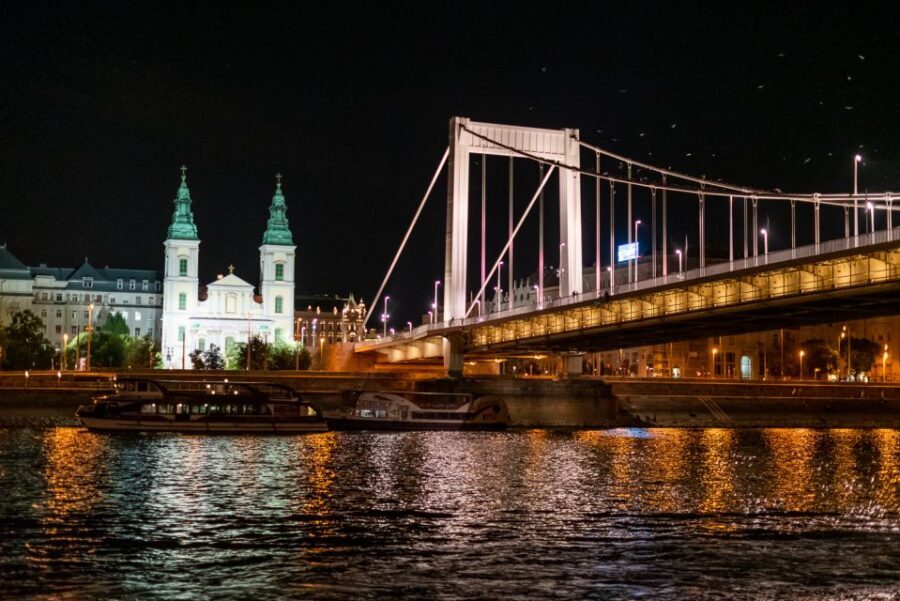 Budapest: Candlelit Dinner River Cruise with Live Music - The dinner and welcome drink: what’s included (and what isn’t)