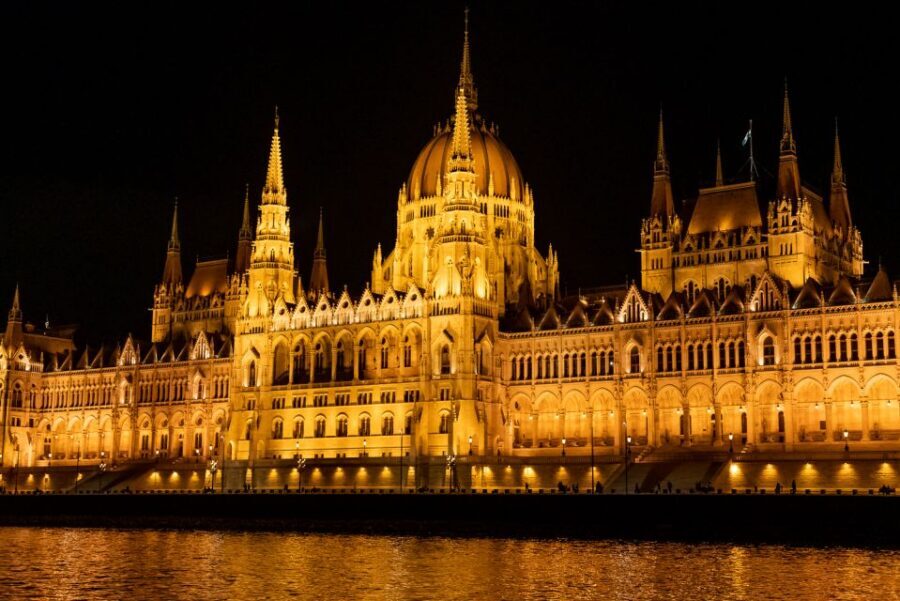 Budapest: Candlelit Dinner River Cruise with Live Music - Dock 7 and boarding: quick, but don’t guess