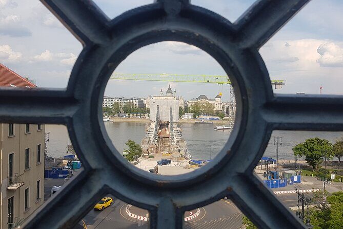 Budapest Castle District Walking Tour - Stop 1: Batthyány Square overview—learning the Castle District map