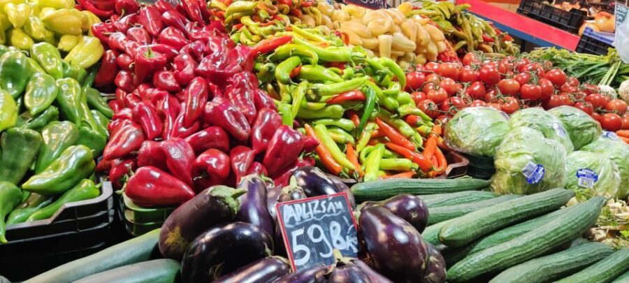 Budapest: Central Market Hall Guided Food Tour with Tastings - Your tasting route: salami, sausages, cheese, paprika, and honey