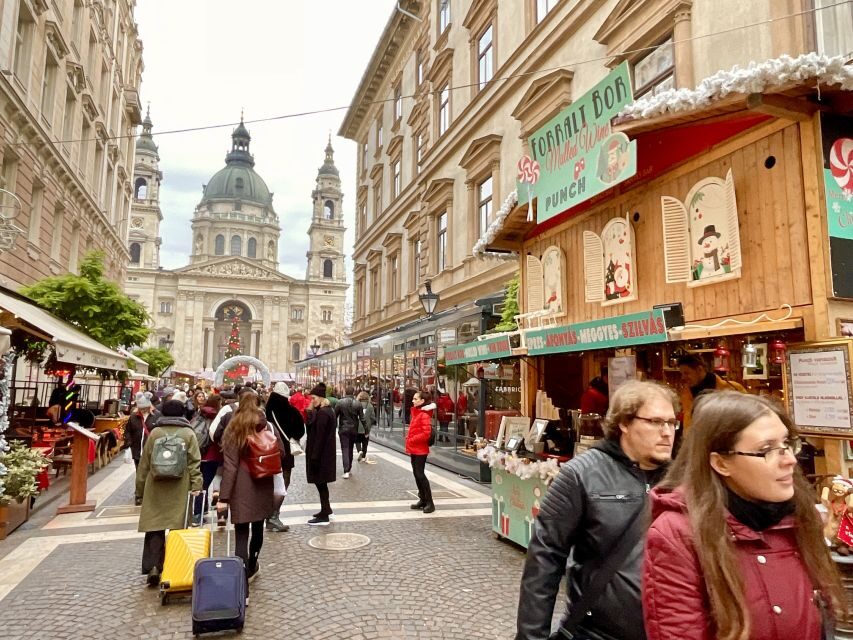 Budapest: Christmas Market Guided Walking Tour with Tastings - How the 2.5-hour format works for value and comfort