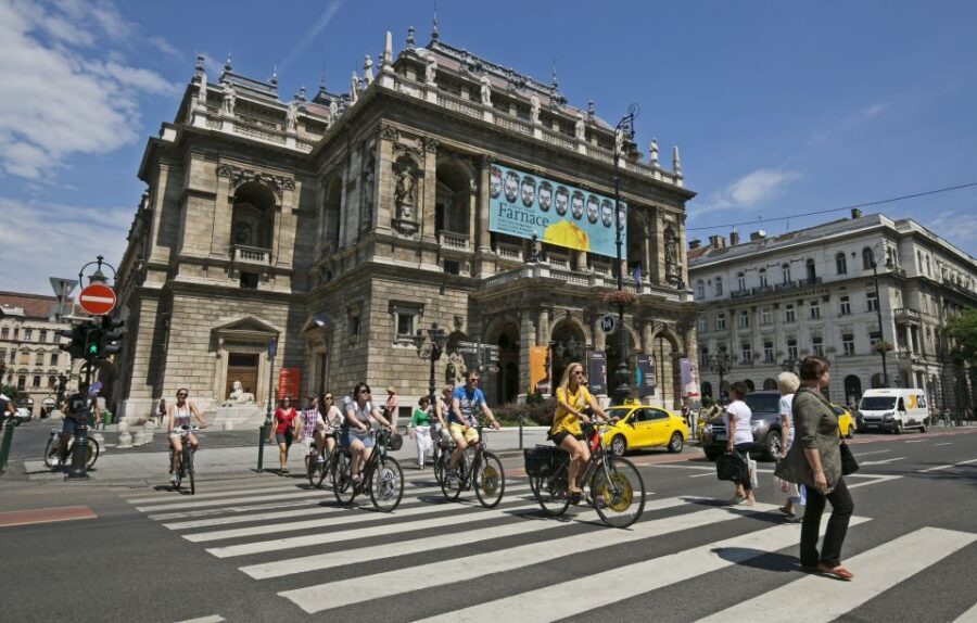 Budapest: City Bike Tour with Coffee Stop - City Park, Vajdahunyad Castle complex, and the Széchenyi Bathhouse area