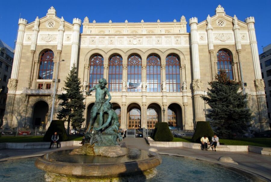 Budapest: City Discovery Tour - The ride itself: comfortable bus, but windows and sound can vary