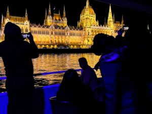 Budapest: City Highlights Cruise with Welcome Drink - Price and Value for a Welcome Drink on the Danube