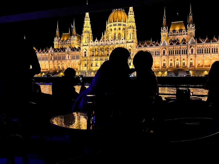 Budapest: City Highlights Cruise with Welcome Drink - Timing Tips: Golden Sunset vs Full Night Illumination