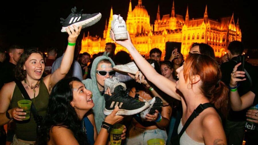Budapest: Danube Beat Party Cruise with Drink Packages - Tour Route in the Dark: Landmark-by-Landmark Danube Views