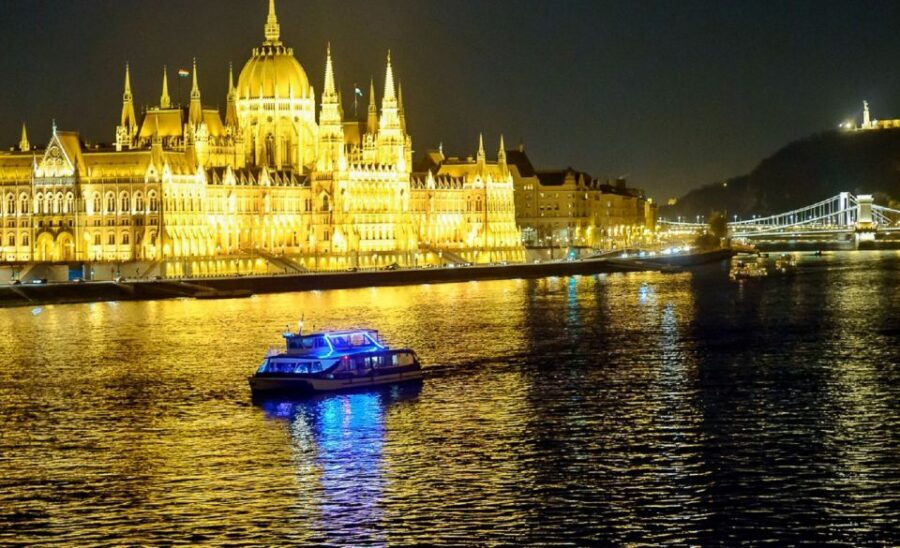 Budapest: Danube Drink and Piano Show - The atmosphere: romantic, but also a good first night plan