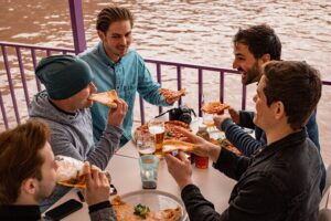 Budapest Danube Pizza Cruise with Welcome Drink - Your 1-hour loop: the Danube sights you’ll actually notice